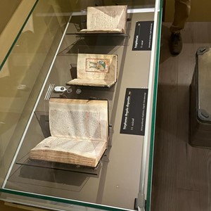 Povratak rukopisa iz Metropolitanske knjižnice s izložbe "Kraljevi i sveci - Doba Árpáda"